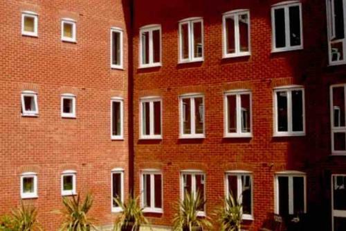 Charming 2- Bed Apartment With Free Parking