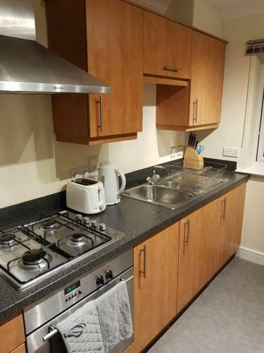 Charming 2- Bed Apartment With Free Parking