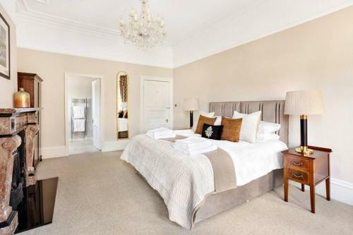Central Harrogate Townhouse Apartment With Parking