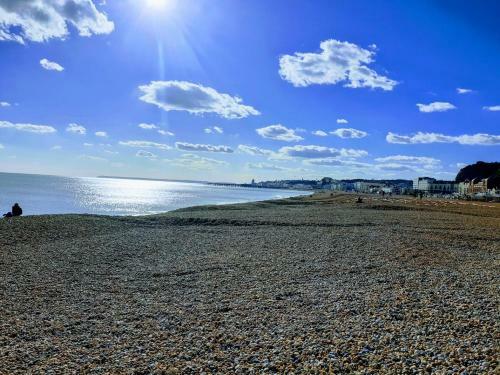 Central Hastings, Stylish-luxe, Seaside Apartment.