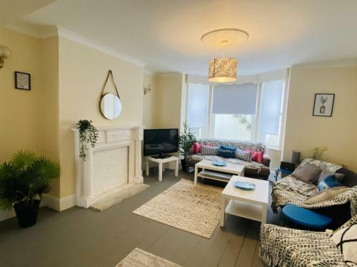 7 Bedrooms House Beside The Sea