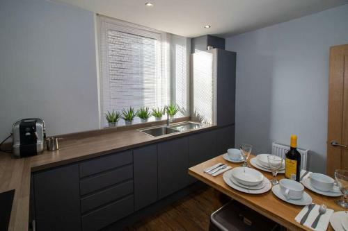 An Steisean - Central Apartment With Home Office