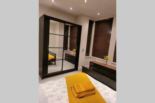 Contemporary 3 Bed Apartment In Hendon Central.