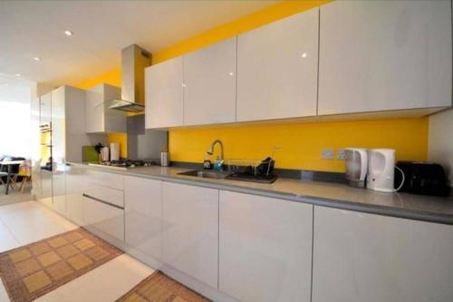 Contemporary 3 Bed Apartment In Hendon Central.