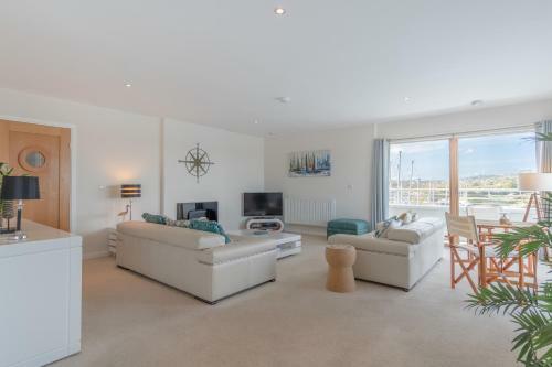 Llanddwyn Penthouse Holiday Apartment