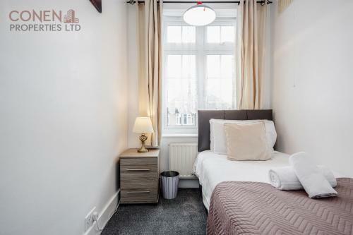 Impeccable 4-bed Apartment In Hornchurch