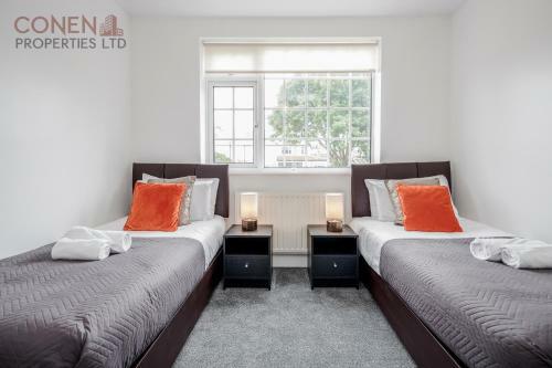 Impeccable 4-bed Apartment In Hornchurch