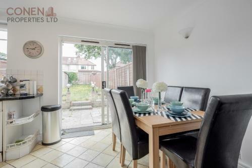 Impeccable 4-bed Apartment In Hornchurch