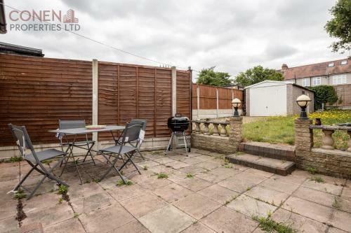 Impeccable 4-bed Apartment In Hornchurch
