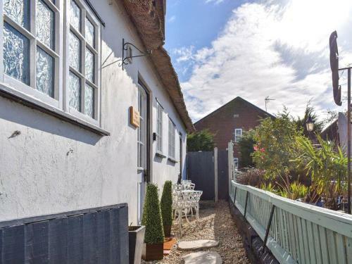 Arthur's River View Cottage