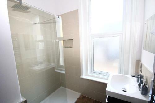 Great West Road Apartments [ Flat B ]