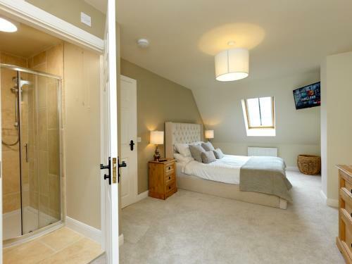 Stunning Ironbridge Courtyard House With A Garden!