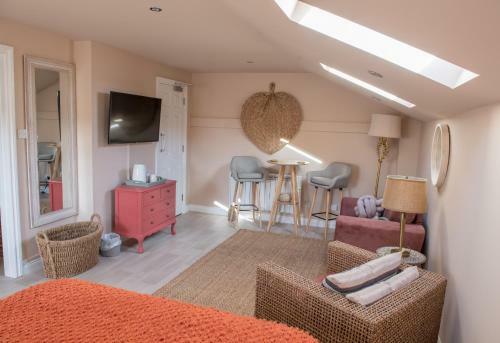 Toothbrush Apartments - 2 Bed/2 Bath House With Parking, Town Centre