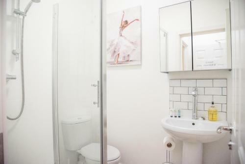 Stunning Designer Bedroom - Private Ensuite - Room 1