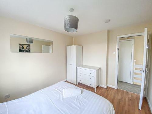 Great Kempston Detached 5 Bedroom House With Parking