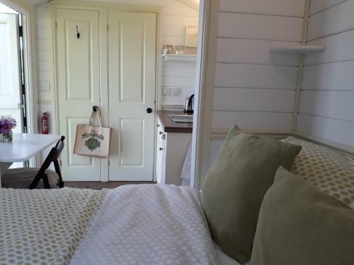 Romantic Shepherds Hut, Kenilworth