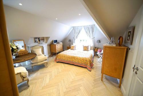 Kew Gardens Apartment