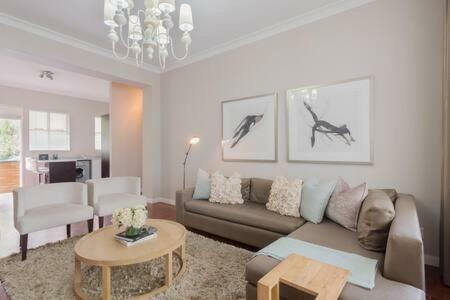Modern Apartment In Rosebank