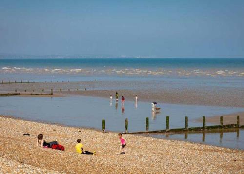 Spacious 2 Bed Holiday Home Entertainment On Site