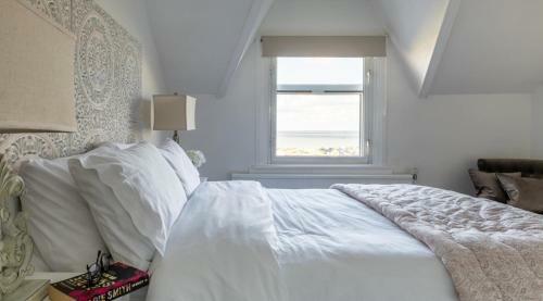 Tranquil Beachfront Deluxe Two Bedroom Apartment