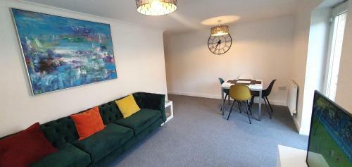 Garland Apartment, Greenhithe 5 - Netflix & Music