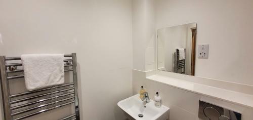 Sterling River View Apartment, Greenhithe 4 With Netflix & Amazon Music