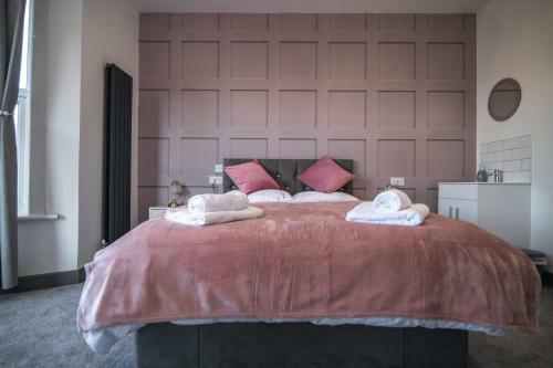 Cheerful 6 Bed With Hot Tub @ The Grey Elegance