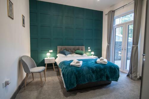 Cheerful 6 Bed With Hot Tub @ The Grey Elegance