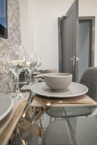Cheerful 6 Bed With Hot Tub @ The Grey Elegance