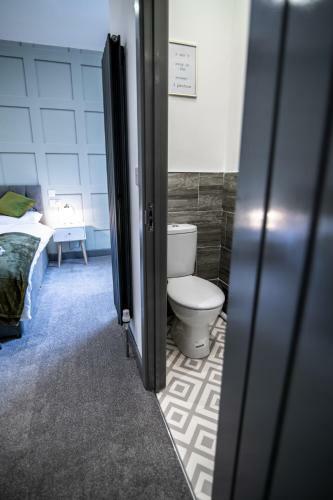 Cheerful 6 Bed With Hot Tub @ The Grey Elegance