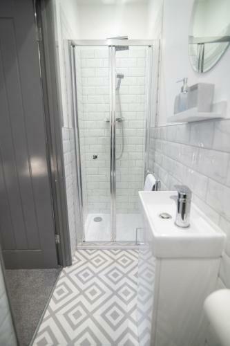 Cheerful 6 Bed With Hot Tub @ The Grey Elegance