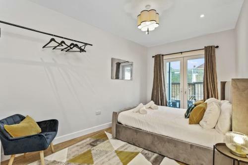 Modern And Bright Seafront Apartment With Balcony