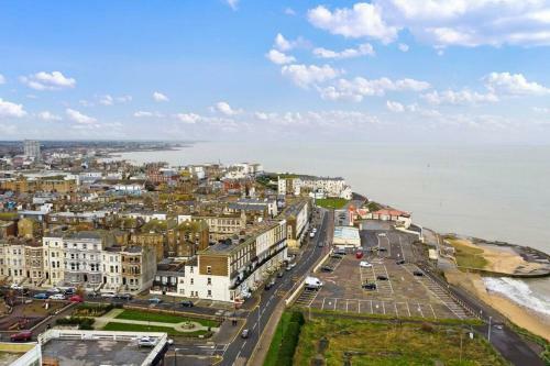 Modern And Bright Seafront Apartment With Balcony