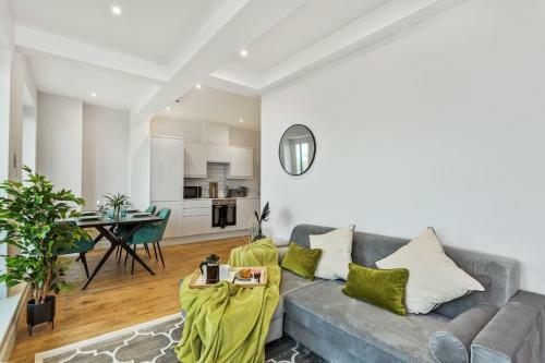 Modern And Bright Seafront Apartment With Balcony