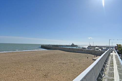 Apartamento Modern & Spacious 2br Apt Seaside Stay