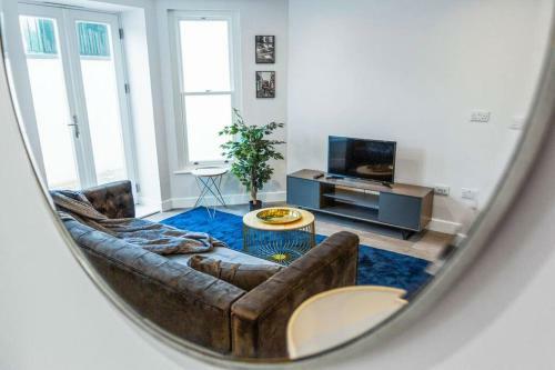 Modern Seaview Apartment With Courtyard