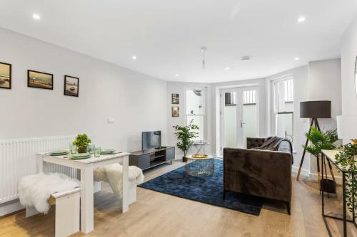 Modern Seaview Apartment With Courtyard