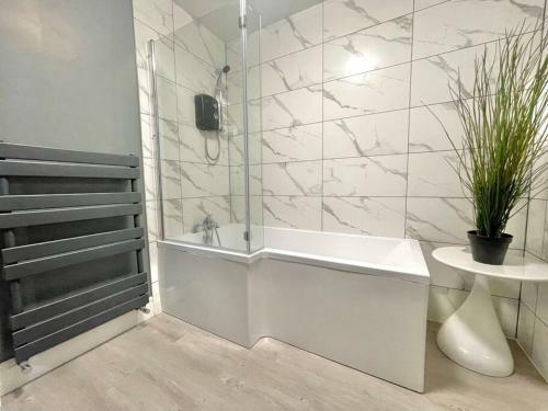 Spacious, Bright, Private 3 Bed Family Home