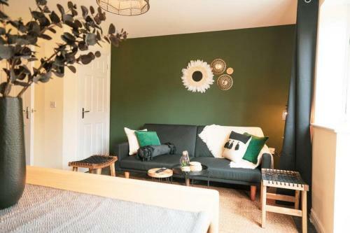 Specious Stylish Home - Suitable For Contractors