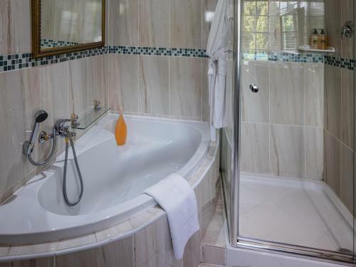 Hostal Gallo Manor Executive Bed & Breakfast