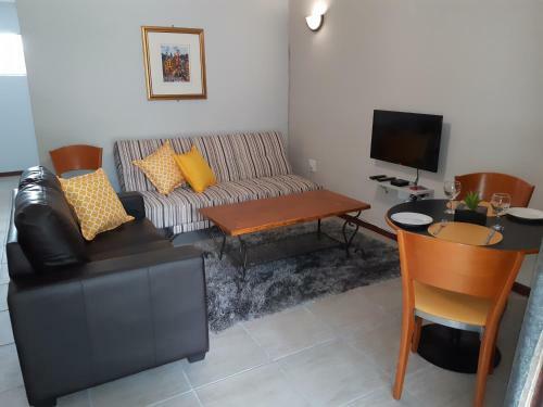 9 - Non Smoking Ground Floor Apartment - Bedfordview
