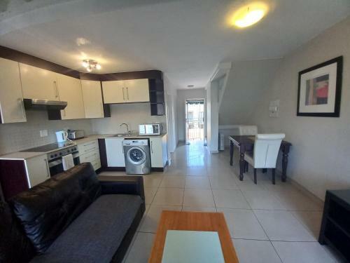 Sandton Apartment 47 - Large 1 Bed With Balcony