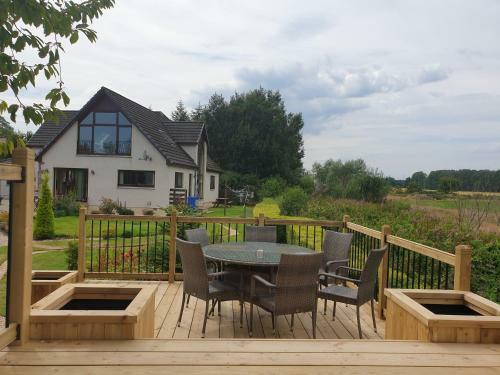 Birchgrove Holiday Apartment--- Free Wifi--