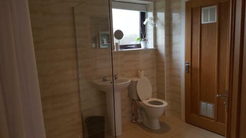 Birchgrove Holiday Apartment--- Free Wifi--