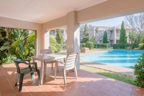 Convenient Chic Apartment With Balcony