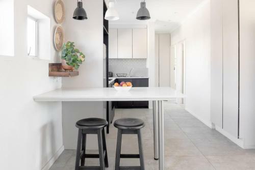 Convenient Chic Apartment With Balcony