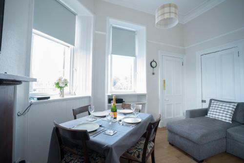 Central Elegant Apartment With Castle View