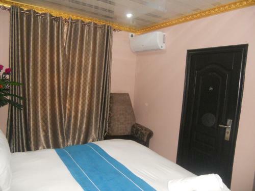 Hotel Gold Crown Room
