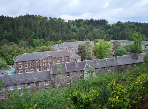Spacious Modern One Bed Apartment, Town Centre With Parking