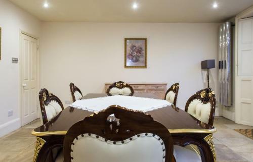 Dale Street Apartments Suite